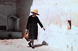 DONA POPRTANT AIGUA AMB BARRET TIPIC