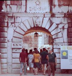 KOTOR PORTA DE LA MURALLA 
MONTENEGRO