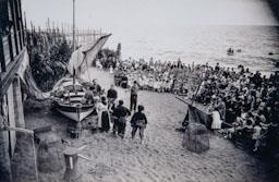 FOTO ESCENA L`AVI A GUAL ALUMNES ESCOLA DEL MAR 
INSTITUT DEL TEATRE