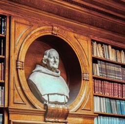 BUST DE SANT RAMON DE PENYAFORT BIBLIOTECA DEL CO D´ADVOCATS