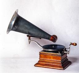 GRAMOFON -ZON-O-PHONE-
C P