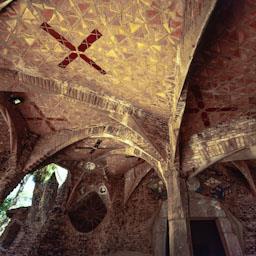 CRIPTA GÜELL 
COLONIA GÜELL