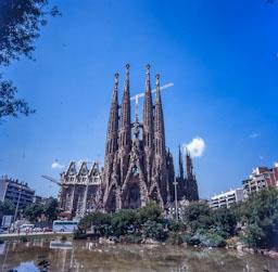 SAGRADA FAMILIA (1996)