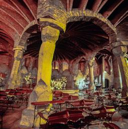 CRIPTA GÜELL 
COLONIA GÜELL