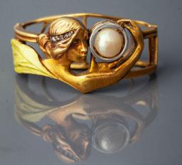 AGULLA DE MOCADOR AMB FIGURA 
C P