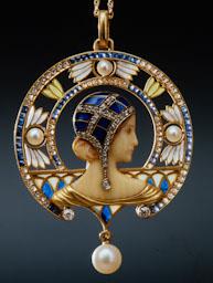 PENJOLL AMB BUST FEMENI 
C P