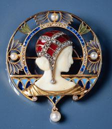 FERMALL/PENJOLL AMB BUST FEMENI LLUIS MASRIERA 
C P