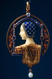 PENJOLL AMB BUST DE DONA RENAIXENTISTA LLUIS MASRIERA 
C P