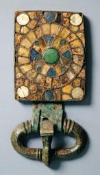 FERMALL DE CINTURÓ VISIGOTIC AMB INCRUSTACIONS DE VIDRE I NACAR PROCEDENT DE LA MESETA 
M A C