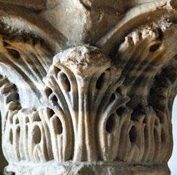 CAPITELL DEL TEMPLE ROMÀ TROBAT A LES MURALLES DE BARCELONA 
M A C