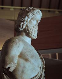 ESTATUA D´ASCLEIPOS DEU DE LA MEDICINA 
M A C