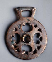 PLACA DE BRONZE VISIGODA D´ARNES DE CAVALL PROCEDENTDE DE LA VIL-LA DE VILAUBA 
M A C (BARCELONA)