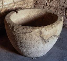 PICA BAPTISMAL PER IMMERSIÓ PROCEDENTDEL MONESTIR DE SANT ESTEVE 
M A C B