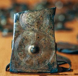 BRONZES DE LLAVORSI PLACA DE CINTURÓ S VII VIII 
M H C