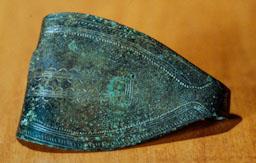 BRONZES DE LLAVORSI PLACA DE CINTURÓ S VII VIII 
M H C