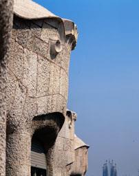 CASA MILÀ LA PEDRERA 
DETALL FAÇANA I SAGRADA FAMILIA AL FONS
