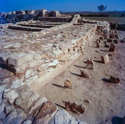 POBLAT IBERIC ELS VILARS ARBECA PEDRES DAVANT LA MURALLA SISTEMA DEFENSIU