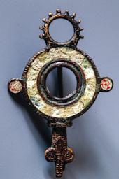 FIBULA DECORADA AMB INCRUSTACIONS DE VIDRE 
TORRE LLAUDER 
MUSEU DE MATARO