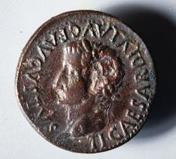 SESTECI DE TIBERI FIGURA CESAR AUGUST 
M A N T