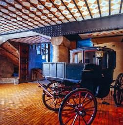 PALAU GÜELL VESTIBUL CARROSSA