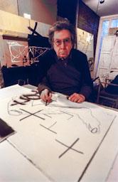 ANTONI TAPIES AL SEU ESTUDI 2002 
DIBUIXANT EL MITXÓ