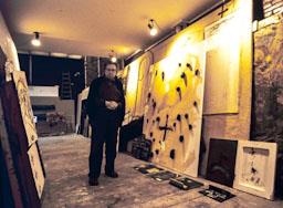 ANTONI TAPIES AL SEU ESTUDI