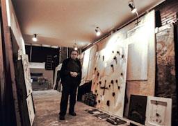 ANTONI TAPIES AL SEU ESTUDI 2002