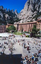 ANNA COMELLES 
AL SEU ESTUDI