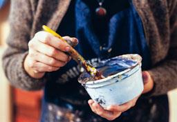 ANNA COMELLES 
AL SEU ESTUDI