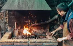 JORDI ALCARAZ TREBALLANT LA FORJA 
AL SEU TALLER