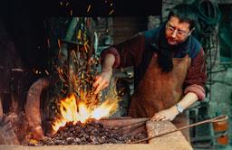 JORDI ALCARAZ TREBALLANT LA FORJA 
AL SEU TALLER