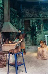 JORDI ALCARAZ TREBALLANT LA FORJA 
AL SEU TALLER