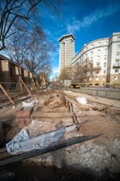 RESTES PAVIMENT DE LA CASERNA DE DRASSANES 
EXCAVACIONS PORTAL DE LA PAU 2023
