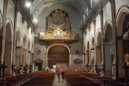 INSTALACIÓ GRADES PER LA MISSA DE LES SANTES NAU CENTRAL BASILICA DE SANTA MARIA