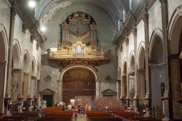 INSTALACIÓ GRADES PER LA MISSA DE LES SANTES NAU CENTRAL BASILICA DE SANTA MARIA