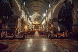 INSTALACIÓ GRADES PER LA MISSA DE LES SANTES NAU CENTRAL BASILICA DE SANTA MARIA