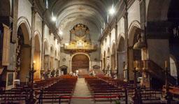 INSTALACIÓ GRADES PER LA MISSA DE LES SANTES NAU CENTRAL BASILICA DE SANTA MARIA