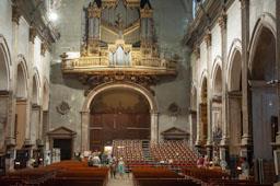 INSTALACIÓ GRADES PER LA MISSA DE LES SANTES NAU CENTRAL BASILICA DE SANTA MARIA