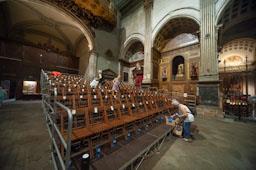 INSTALACIÓ GRADES PER LA MISSA DE LES SANTES NAU CENTRAL BASILICA DE SANTA MARIA