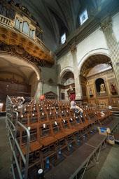 INSTALACIÓ GRADES PER LA MISSA DE LES SANTES NAU CENTRAL BASILICA DE SANTA MARIA