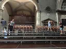 INSTALACIÓ GRADES PER LA MISSA DE LES SANTES NAU CENTRAL BASILICA DE SANTA MARIA