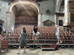 INSTALACIÓ GRADES PER LA MISSA DE LES SANTES NAU CENTRAL BASILICA DE SANTA MARIA