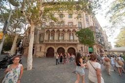 CASA MARFA PASSEIG DE GRÀCIA AMB TURISTES