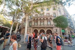 CASA MARFA PASSEIG DE GRÀCIA AMB TURISTES