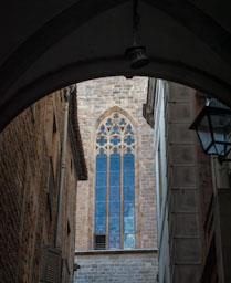 CARRER D´HERCULES FAÇANA LATERAL ESGLESIA SANT JUST I PASTOR