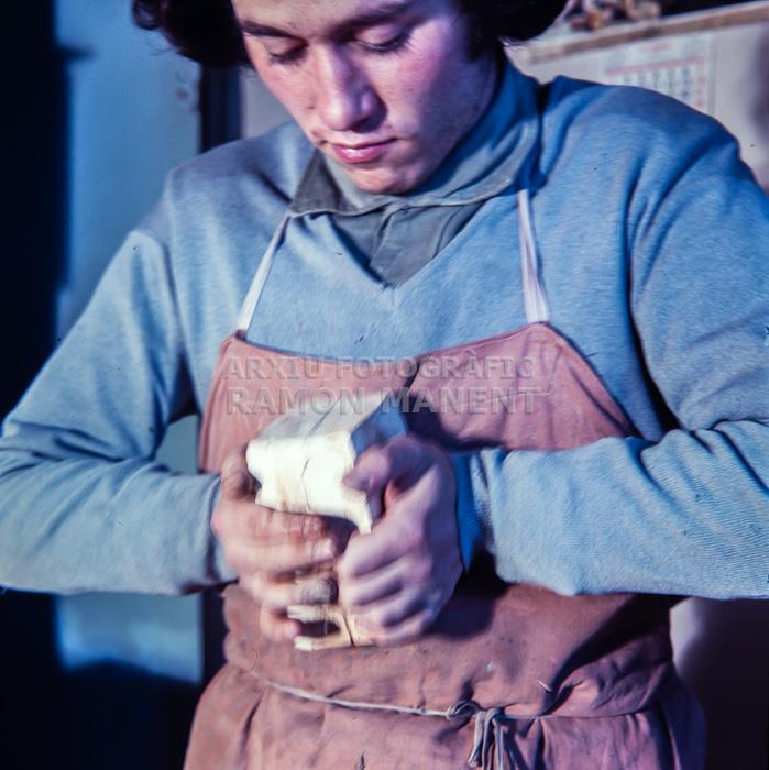 FABRICACIO ARTESANAL DE FIGURES PESSEBRE BARCELONA 1970