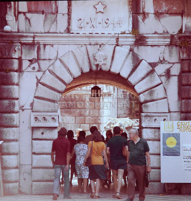 KOTOR PORTA DE LA MURALLA 
MONTENEGRO