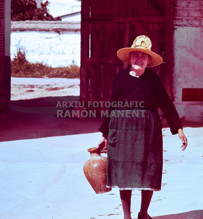 DONA PORTANT GERRA D´AIGUA