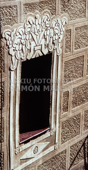 ESGRAFIAT FINESTRA C/NOU MATARO