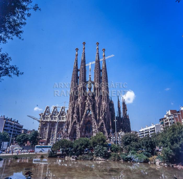 SAGRADA FAMILIA (1996)